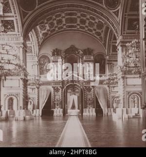 Vintage-Foto von Alexanders Salon (die Halle des Ordens des Hl. Alexander Newski) im Moskauer Kreml. Russisches Reich. 1903 der Saal des Ordens der hl. Stockfoto