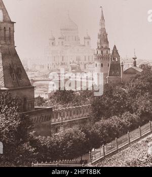 Vintage-Foto des Moskauer Kremls mit Vodovzvodnaja, Blagoweschenskaya, Taynitskaya-Türmen und der Kathedrale von Christus dem Erlöser auf dem Hintergrund. R Stockfoto