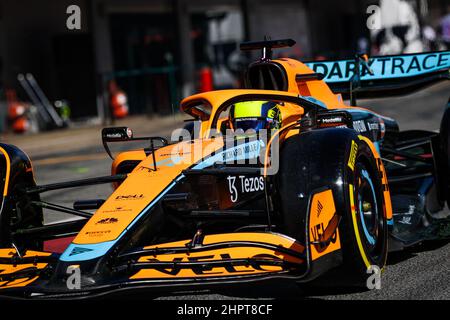 Barcelona, Spanien, 23/02/2022, NORRIS Lando (gbr), McLaren F1 Team MCL36, Action während der Vorsaison-Rennbahn vor der FIA Formel-1-Weltmeisterschaft 2022, auf dem Circuit de Barcelona-Catalunya, vom 23. Bis 25. Februar 2022 in Montmelo, bei Barcelona, Spanien - Foto: Florent Gooden/DPPI/LiveMedia Stockfoto