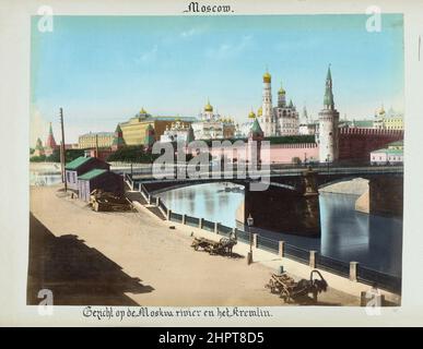 Vintage-Foto des Moskauer Kremls von der Moskvoretsky-Brücke. Russisches Reich. 1898 Stockfoto