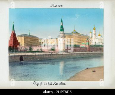 Vintage-Foto des Moskauer Kremls mit Borowizkaja (links), Vodovzvodnaja (Mitte), Blagoweschenskaya-Türmen und Kaiserpalast im Hintergrund. Russ Stockfoto