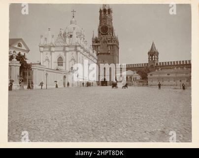 Foto aus dem 19th. Jahrhundert des Klosters Himmelfahrt (Starodewitschy-Kloster) und des Spassky-Tores. Russisches Reich. 1898. Ascension Kloster, bekannt als Starodevichy Co Stockfoto