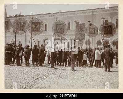 Vintage-Foto der Prozession der russisch-orthodoxen Kirche im Kreml. Moskau, Russisches Reich. 1898 Stockfoto