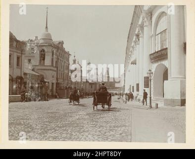 Vintage-Foto von Kitay-Gorod in Moskau mit Kreml im Hintergrund. 1890-1900 Stockfoto