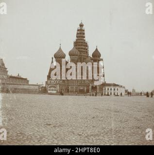 Foto aus dem 19th. Jahrhundert der Basilius-Kathedrale vom Roten Platz aus gesehen. Moskau, Russisches Reich. 1898 die Kathedrale von Wassili dem Seligen ist ein Orthod Stockfoto