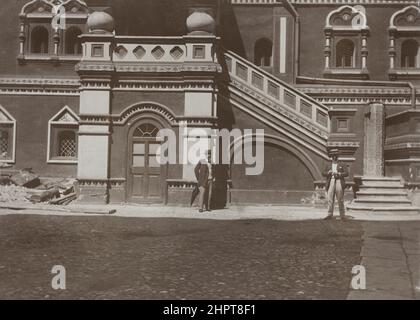 Vintage-Foto von Kitay-Gorod in Moskau. Zwei Männer vor der Tür des Druckhauses der Synode der Russisch-Orthodoxen Kirche in der Nikolskaja-Straße. Ru Stockfoto
