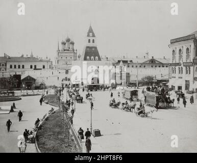 Foto aus dem 19th. Jahrhundert von Kitay-Gorod. Platz am Iljinka-Tor (St. Elijah) mit der Sergius-Radonesch-Kapelle und den Fundamenten der St.-Nichol-Kirche Stockfoto