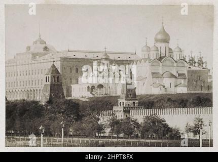 Vintage-Foto des Moskauer Kreml. Taynitskaya-Turm, Kaiserpalast, Kathedrale des Erzengels, Kathedrale der Verkündigung und Kathedrale der Dormition Stockfoto