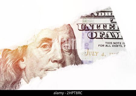 Fragment der Vorderseite von 100 einhundert Dollar in einem zerrissenen Papierloch, Benjamin Franklin sieht aus einem Fragment von neuen 100 Dollar Stockfoto
