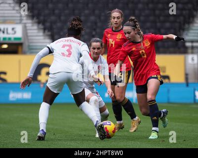 Wolverhampton, Großbritannien. 23rd. Februar 2022. Wolverhampton, England, Februar Mariona Caldentey (8 Spanien) auf dem Ball während des Arnold Clark Fußballspiels zwischen Spanien und Kanada im Molineux Stadium in Wolverhampton, England Natalie Mincher/SPP Credit: SPP Sport Press Photo. /Alamy Live News Stockfoto