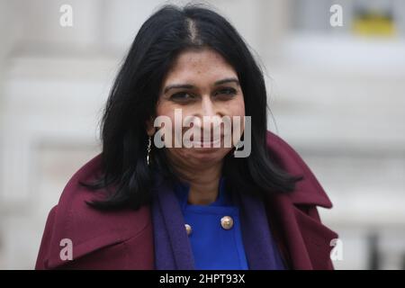 Die Generalanwältin Suella Braverman verlässt das Kabinettsbüro in Whitehall, London. Stockfoto