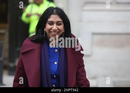 Die Generalanwältin Suella Braverman verlässt das Kabinettsbüro in Whitehall, London. Stockfoto
