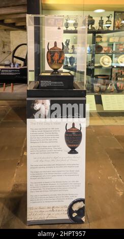 Die Wedgwood First Day Vase, ausgestellt im Potteries Museum and Art Gallery, Hanley, Stoke-on-Trent, Staff, England, VEREINIGTES KÖNIGREICH Stockfoto