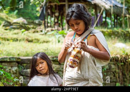 Eine indigene Mutter und Tochter von Kogi in der Lost City/Ciudad Perdida in Kolumbien Stockfoto