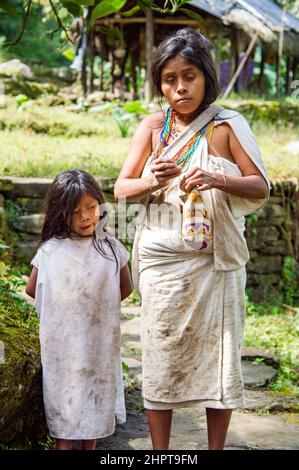 Eine indigene Mutter und Tochter von Kogi in der Lost City/Ciudad Perdida in Kolumbien Stockfoto