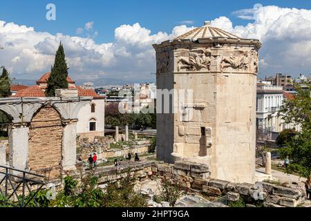 Athen, Griechenland. Der Turm der Winde oder der Horologion von Andronikos Kyrrhestes, ein achteckiger pentelischer Marmoruhrturm in der römischen Agora Stockfoto