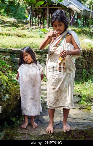 Eine indigene Mutter und Tochter von Kogi in der Lost City/Ciudad Perdida in Kolumbien Stockfoto