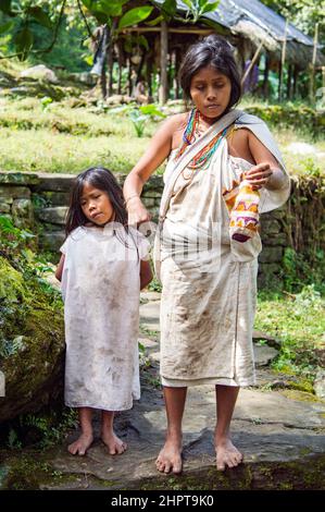 Eine indigene Mutter und Tochter von Kogi in der Lost City/Ciudad Perdida in Kolumbien Stockfoto