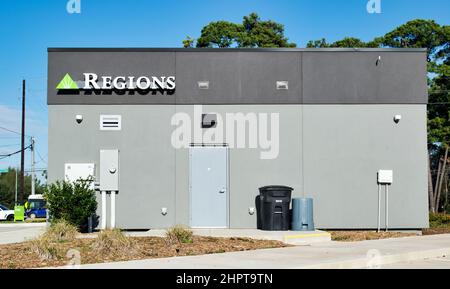 Houston, Texas, USA 12-24-2021: Die Außenansicht und der hintere Eingang der Regionenbank in Houston, TX. 1971 in Alabama gegründeter Finanzkonzern. Stockfoto