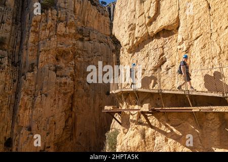 El Chorro, Spanien - 22. Februar 2022: Touristen wandern gerne an einem schönen Wintertag auf dem Camino del Rey Stockfoto