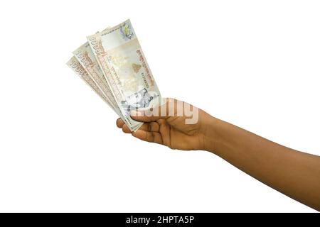 Fair Hand hält 3D gerenderte bhutanische Ngultru-Noten isoliert auf weißem Hintergrund Stockfoto