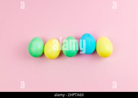Komposition in Oster-Pink. Ostereier auf pastellrosa Hintergrund. Minimales Konzept von Ostern. Flach liegend, Draufsicht, Kopierbereich. Stockfoto