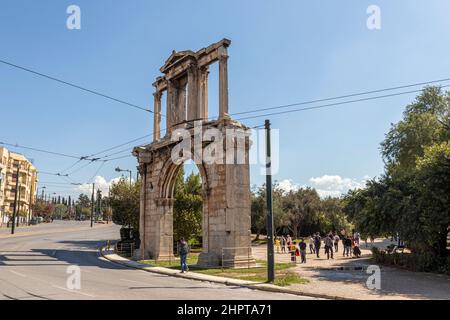 Athen, Griechenland. Der Hadrianbogen oder das Hadriantor, ein monumentales Tor, das einem römischen Triumphbogen ähnelt Stockfoto