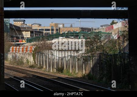 LONDON, Großbritannien - FEBRUAR 23 2022: Blick vom Bahnhof West Brompton, London Overground. Stockfoto
