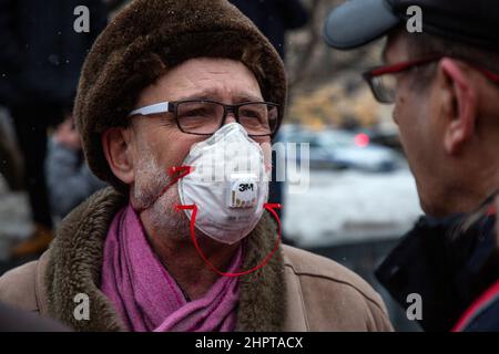 Moskau, Russland. 23rd. Februar 2022 Ein Mann mit 3M Atemschutzmasken nimmt an einer Kundgebung der Kommunistischen Partei Russlands auf dem Revolutionsplatz zum Vaterlandstag im Zentrum der russischen Stadt Moskau Teil Stockfoto