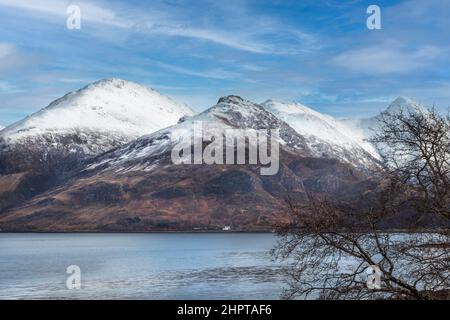 FÜNF SCHWESTERN VON KINTAIL GLEN SHIEL SCHOTTLAND GIPFEL BEDECKT MIT SCHNEE IM WINTER KINTAIL LODGE AN DER KÜSTE Stockfoto