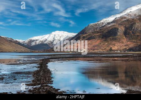 FÜNF SCHWESTERN VON KINTAIL LOCH DUICH SCHOTTLAND GIPFEL BEDECKT MIT SCHNEE IM WINTER UND KINTAIL LODGE AN DER KÜSTE Stockfoto