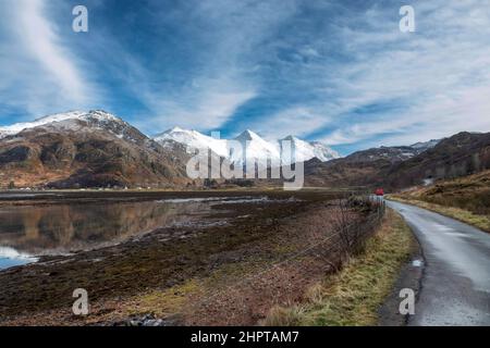 FÜNF SCHWESTERN VON KINTAIL LOCH DUICH SCHOTTLAND GIPFEL BEDECKT MIT SCHNEE IM WINTER DIE RATAGAN STRASSE ENTLANG DER KÜSTE Stockfoto