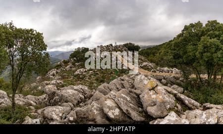 Blick auf den Aussichtspunkt Mirador del Guarda Forestal in der Sierra de las Nieves Stockfoto