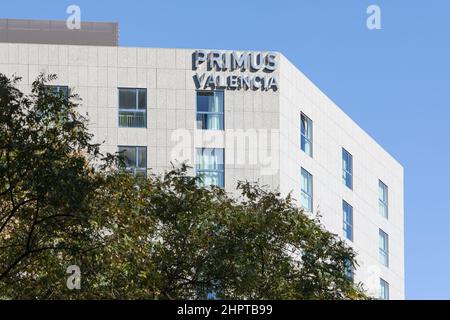 VALENCIA, SPANIEN - 22. FEBRUAR 2022: Das Primus Hotel ist ein sehr gut gelegenes Hotel in der Stadt Valencia Stockfoto