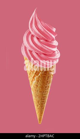 Weiches Eis wirbelt in Waffelkegel isoliert auf rosa Hintergrund Stockfoto
