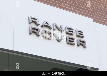 VALENCIA, SPANIEN - 22. FEBRUAR 2022: Range Rover ist ein von Land Rover hergestellter 4x4-Motorwagen Stockfoto