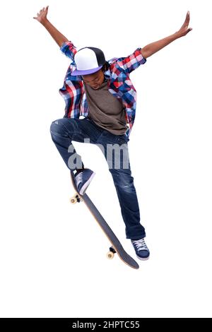 Geboren für das Boarding. Ein afroamerikanischer Junge macht einen Trick auf seinem Skateboard. Stockfoto