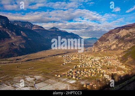 Dezember Landschaft im Lagarina-Tal im Trentino, Nordostitalien, zeigt Besenello und die Etsch Stockfoto