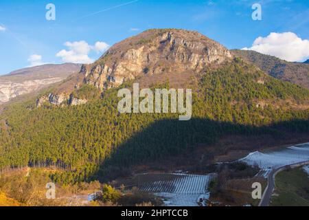 Dezember Landschaft im Lagarina-Tal in der Nähe von Besenello im Trentino, Nordostitalien Stockfoto