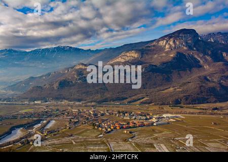 Dezember Landschaft im Lagarina-Tal im Trentino, Nordostitalien, zeigt Volano und die Etsch Stockfoto