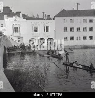 1960s, histroisch, Leute auf dem Fluss Cam vor dem Anchor Pub, Cambridge, England, Großbritannien. Stockfoto