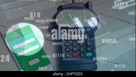Bild der Verarbeitung von Finanzdaten über Rechner und Smartphone Stockfoto