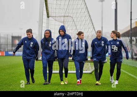 Rotterdam, Niederlande. 22. Februar 2022, Rotterdam - (l-r) Isa Kagenaar von Feyenoord V1, Celainy Obispo von Feyenoord V1, Sophie Cobussen von Feyenoord V1, Justine Brandau von Feyenoord V1, Cheyenne van den Goorbergh von Feyenoord V1, Lynn Groenewegen von Feyenoord V1 während des Trainings in Nieuw Varkenoord am 22. Februar 2022 in Rotterdam, Niederlande. (Box zu Box Pictures/Tom Bode) Stockfoto