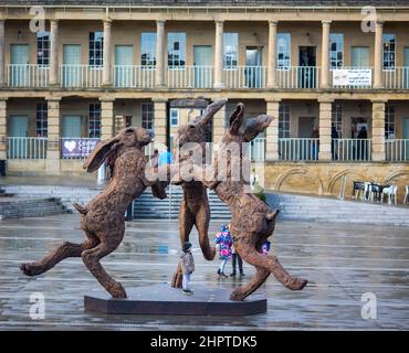 West Yorkshire, Großbritannien. 23rd. Februar 2022. Die Sophie Ryder Installation im Stück Hall The Piece Hall Courtyard präsentiert erstmals eine britische Installation, als ab Februar eine Auswahl von Skulpturen der weltberühmten Künstlerin Sophie Ryder in Halifax zu sehen ist. Zu den sechs Stücken gehören die 4,5m hohen ‘Dancing Hares’, die in Großbritannien noch nie öffentlich ausgestellt wurden. Die Skulpturen werden bis zum 23. Mai rund um den 66.000 qm großen Innenhof aufgestellt, wo sie der Öffentlichkeit kostenlos zur Verfügung stehen. Sophie „Works big“ und ihre imposanten Skulpturen, die von Tieren und mystischen Kreaturen inspiriert sind. Stockfoto