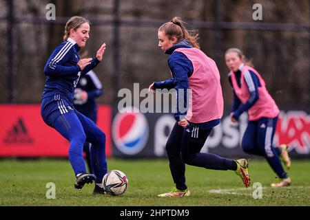 Rotterdam, Niederlande. 22. Februar 2022, Rotterdam - (l-r) Yara Helderman von Feyenoord V1, Sophie Cobussen von Feyenoord V1 während der Trainingseinheit am 22. Februar 2022 in Nieuw Varkenoord in Rotterdam, Niederlande. (Box zu Box Pictures/Tom Bode) Stockfoto