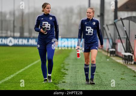 Rotterdam, Niederlande. 22. Februar 2022, Rotterdam - (l-r) Yara Helderman von Feyenoord V1, Robine de Ridder von Feyenoord V1 während des Trainings in Nieuw Varkenoord am 22. Februar 2022 in Rotterdam, Niederlande. (Box zu Box Pictures/Tom Bode) Stockfoto