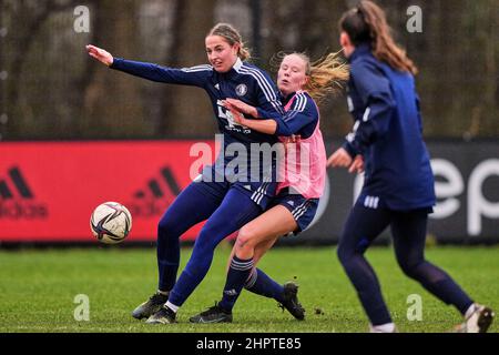 Rotterdam, Niederlande. 22. Februar 2022, Rotterdam - (l-r) Yara Helderman von Feyenoord V1, Robine de Ridder von Feyenoord V1 während des Trainings in Nieuw Varkenoord am 22. Februar 2022 in Rotterdam, Niederlande. (Box zu Box Pictures/Tom Bode) Stockfoto