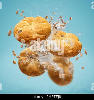 Köstliche Brötchen fliegen in der Luft. Konzept für Backwaren Stockfoto