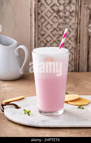 Cocktail aus Erdbeer- oder Himbeer-Eismilch in einem hohen Glas Stockfoto