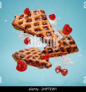 Leckere hausgemachte Kirschkuchen fliegen in der Luft. Kreatives Frühstückskonzept. Stockfoto